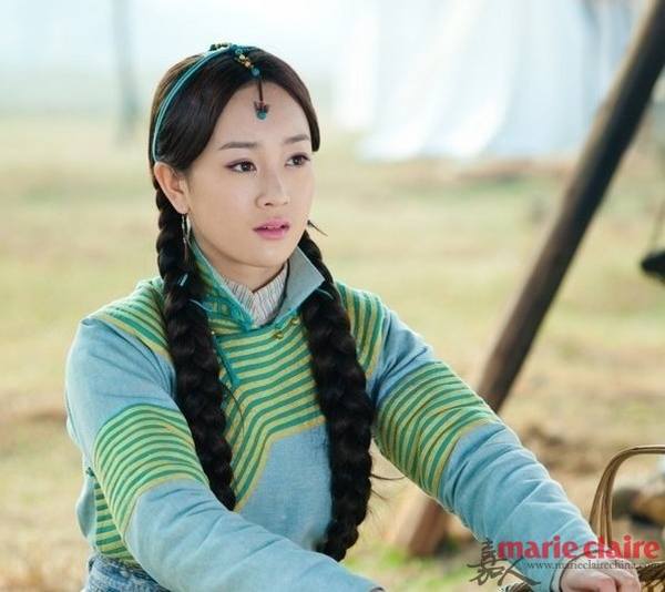 周牧茵饰演娜木钟,也是皇太极的妃子.她的头饰属于繁重复杂类.