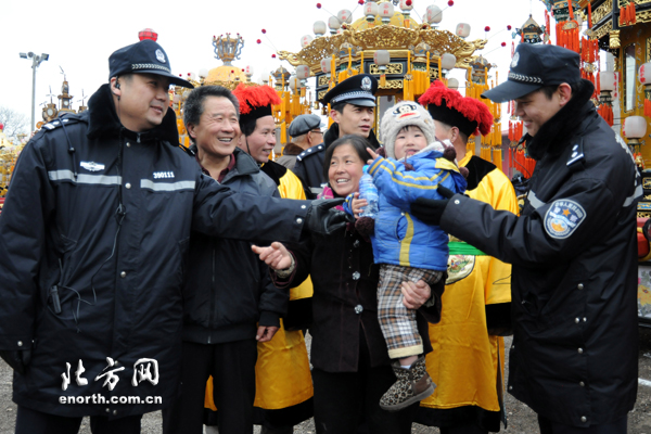公安民警和现场群众交流,宣传安全知识