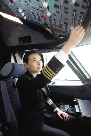 中国第一位女责任机长重回蓝天升华热情图