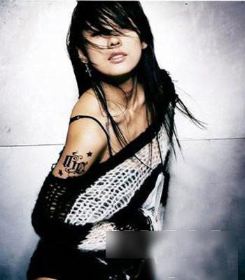 李孝利上臂上的纹身.