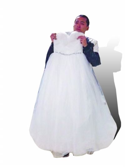 新娘意外身亡后新郎为遗体穿婚纱与其"完婚"