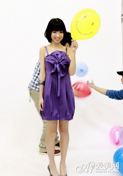 颜卓灵减龄配搭利器 穿出甜美感