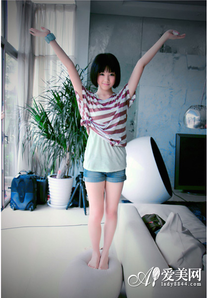 颜卓灵减龄配搭利器 穿出甜美感