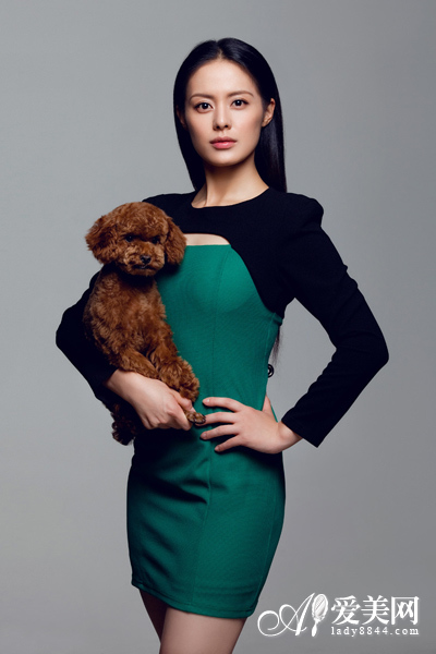 利箭纵横电视剧女主角王力可戏外颠覆造型盘点撞色包臀连衣裙,镂空