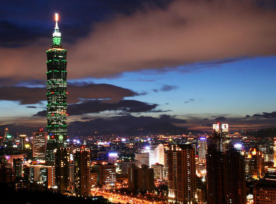 士林夜市是台北最具规模的夜市之一,以阳明剧院和慈诚宫为中心,包含