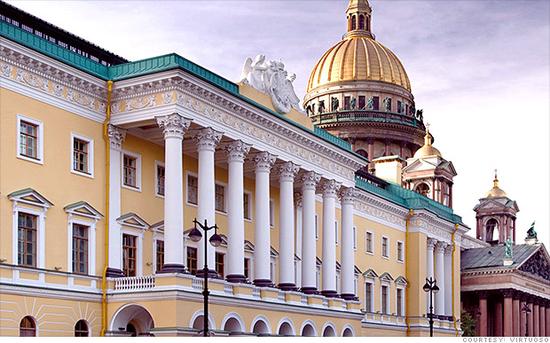 在利瓦,全世界最大的连续沙漠之一,客人可以乘骆驼或骑山地车驰骋在