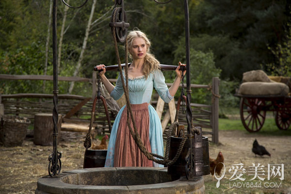 《灰姑娘》穿什么 真人版复古美裙盘点