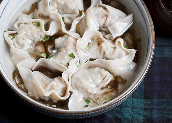 《帝京岁时记胜》即有云:"预日为冬夜,祀祖羹饭之外,以细肉馄饨奉献