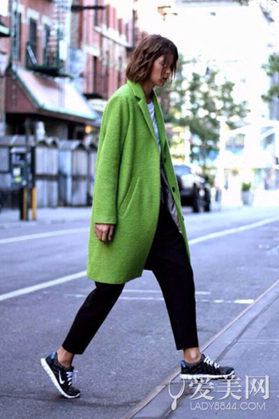 示范搭配:白色打底衫 黑色哈伦裤 黑色运动鞋 草绿色呢子大衣