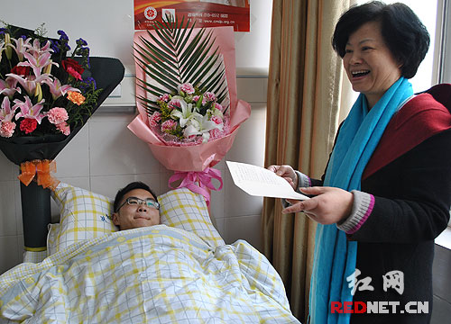 90后研究生毕业前捐骨髓被赞"最帅毕业生"-教育频道-北方网