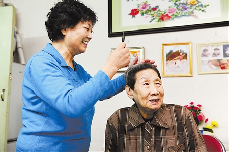低龄助高龄关爱活动花甲大娘照顾耄耋夫妇