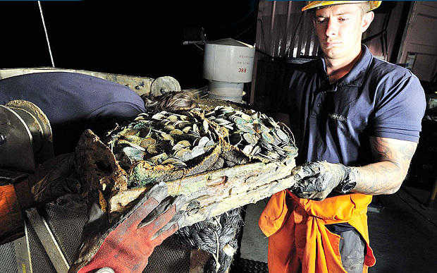 英国二战沉船中打捞出100吨银币 价值3亿人民币