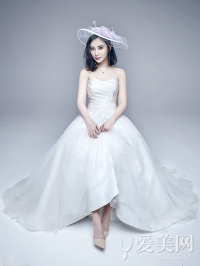 熊乃瑾畅聊婚礼幻想 身披白纱演绎杂志大片