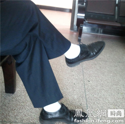 皮鞋里穿白袜子如果你极其希望让女孩儿觉得你老土,那我给你支一招,在