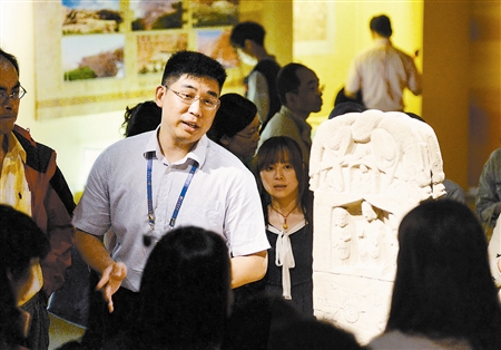 韩荣庆:51岁,天津黄河道医院骨科副主任医师,平时喜爱绘画和文史知识