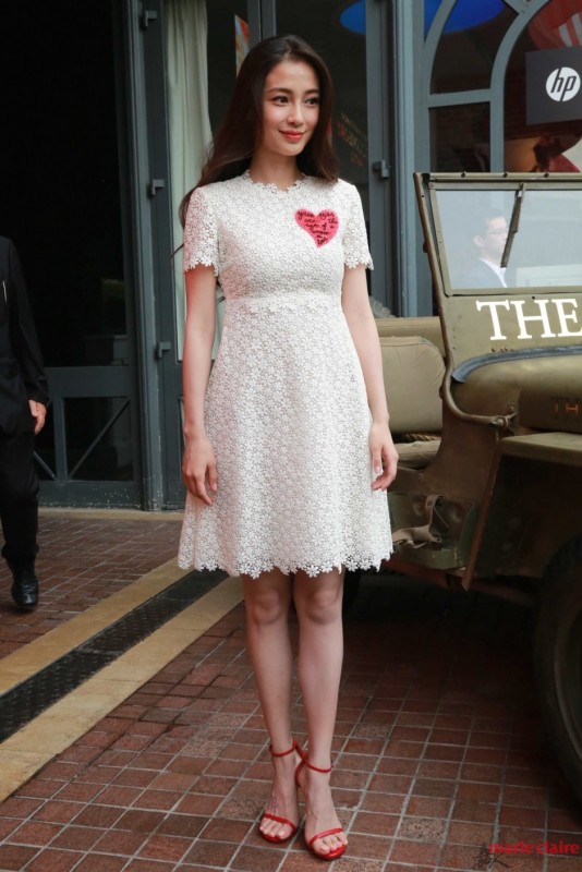 angelababy脚穿极简凉鞋亮相戛纳电影节活动