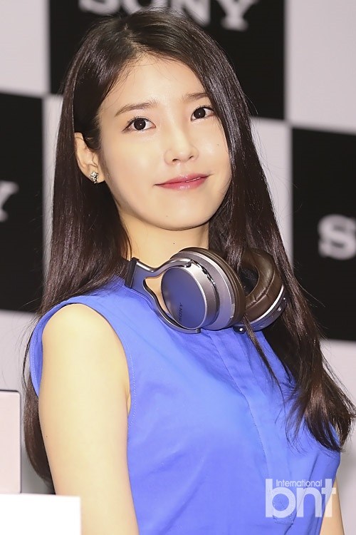 iu出席活动 一袭蓝色连衣裙清爽可人