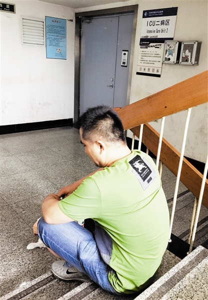 在重症监护室外焦急等待的贺先生