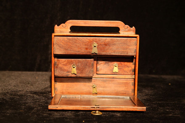 年代久远的黄花梨小药箱