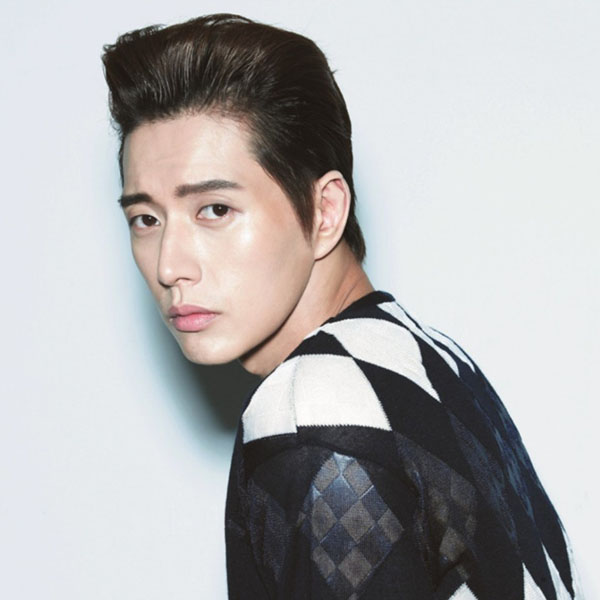 style     经典的背头发型,展现朴海镇精致的五官,帅气加分.