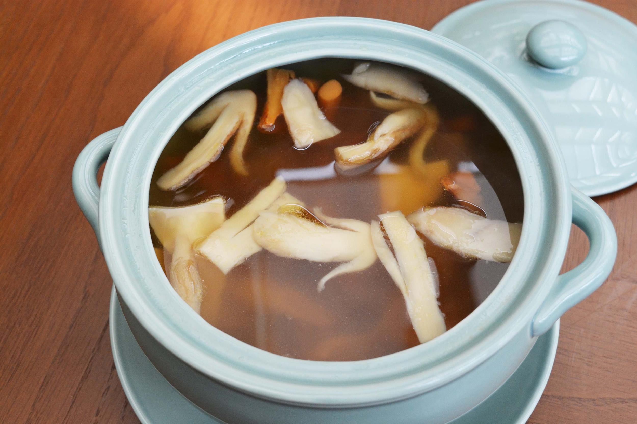新鲜的松茸菌肉肥厚嫩白,香气浓郁而特殊,营养丰富.