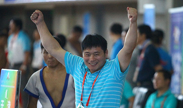 学院的摔跤队的运动员在主教练孙庆国的带领下在比赛中夺得一项冠军,4