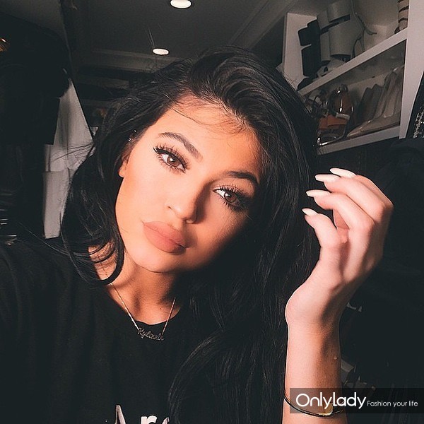 韩式咬唇妆out 金小妹丰唇靠渐变色打造