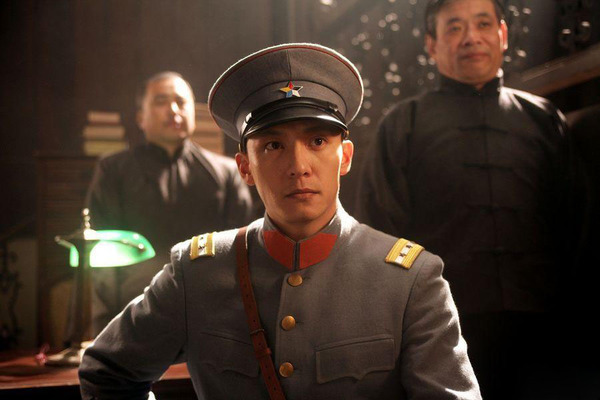 这是张震为数不多的军装造型,本来邪魅的气质穿上军装立马正气凛然