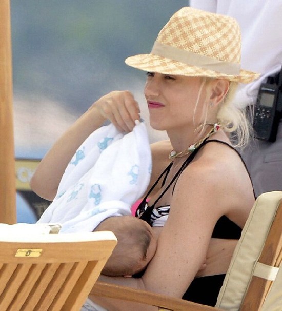 辣妈史蒂芬妮在海滩大方为儿子哺乳,画面温馨有爱.