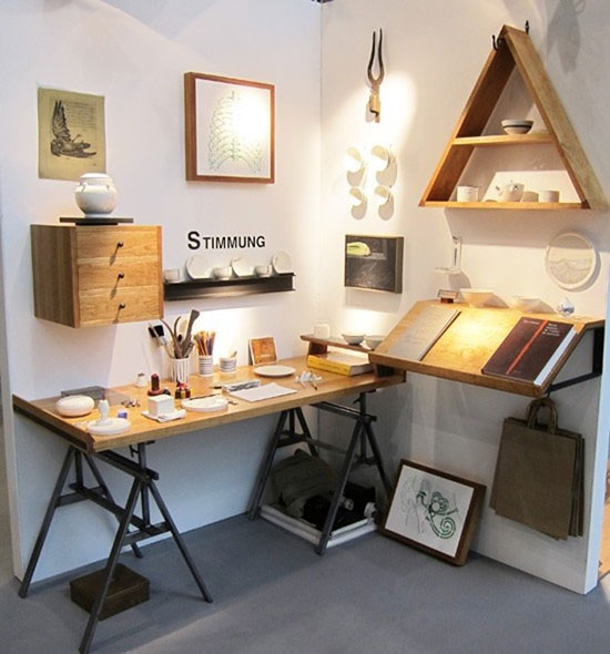 一个转角空间被打造成了工作室,木质工作台和墙上的壁挂式收纳设计