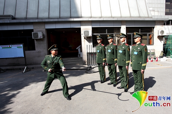 武警进驻全国两会代表团住地组图