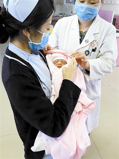 保洁员发现便池中有弃婴 关爱让弃婴转危为安