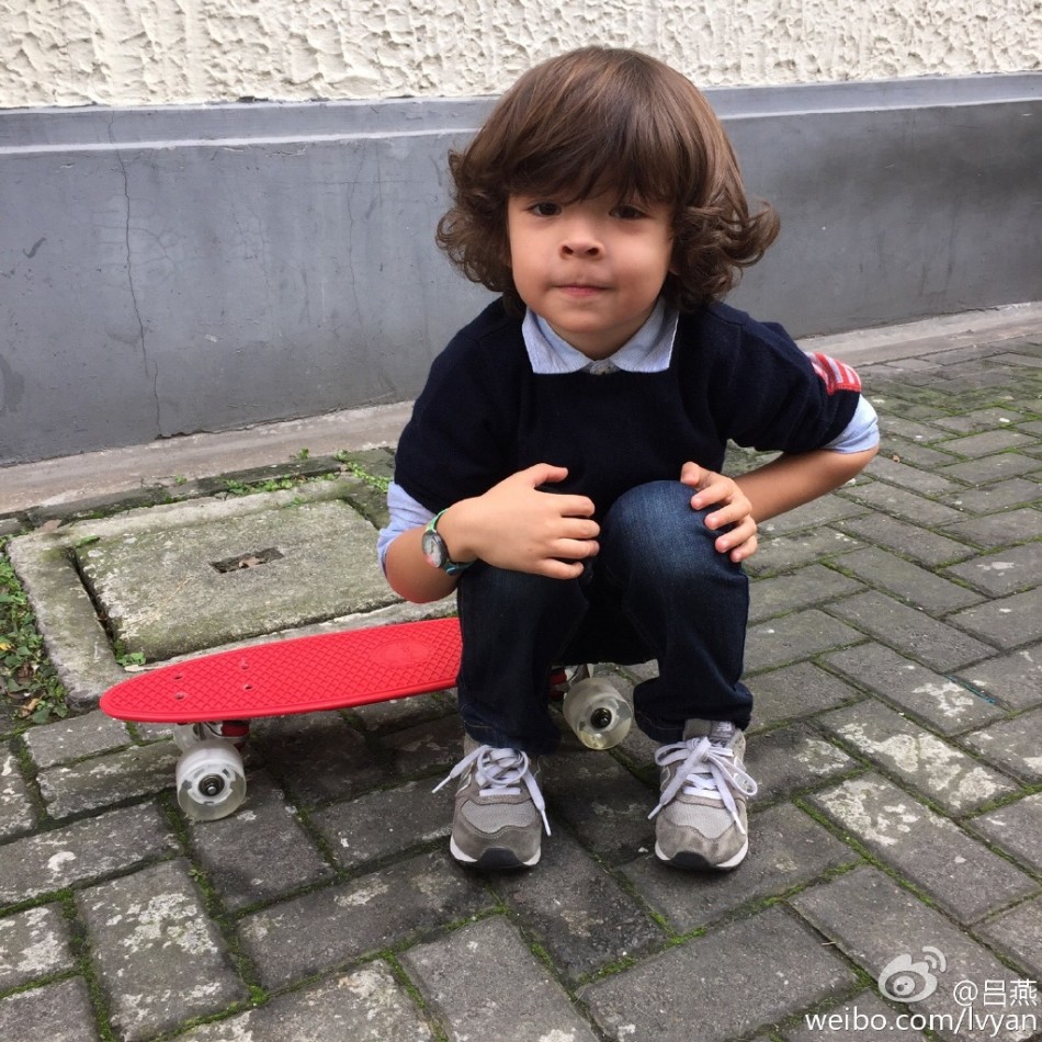 大写的逆袭!最丑超模吕燕混血儿子超萌