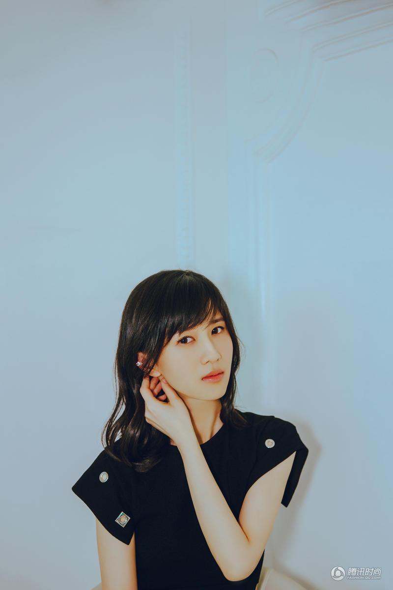 papi酱首次公开亮相 艳压群芳简单黑裙似清流