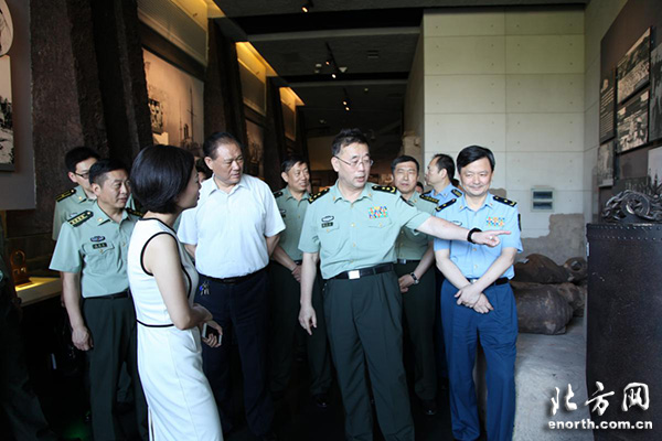 北方网讯:近日,中部战区司令员韩卫国一行在天津警备区司令员姚小旋