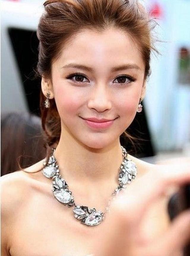 我不是微笑 我是做了嘴角上扬