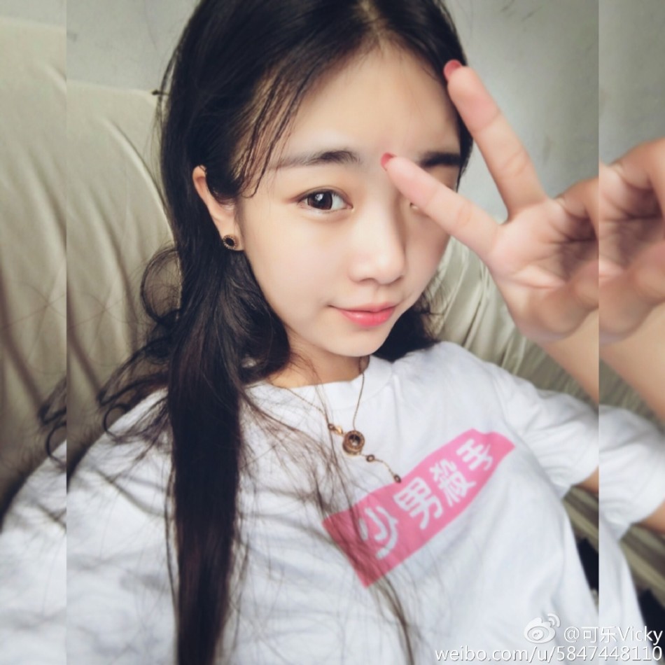 国家二级田径运动员可乐vicky在微博上晒出无辜性感写真,撩人眼神