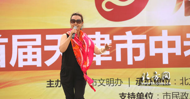 评委卓玛老师热情为唐隆海选专场献唱