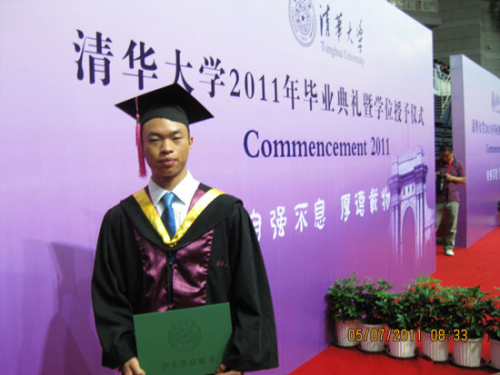 毕业典礼上的田悦