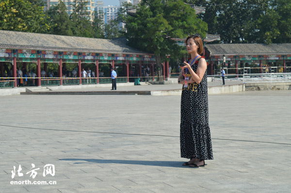 承办单位永歌文化李立君在现场忙碌