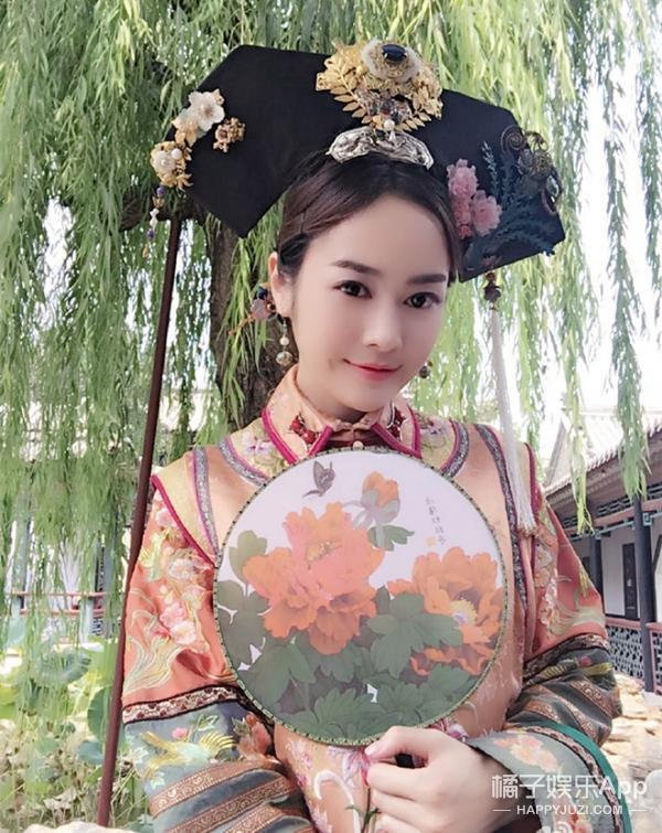 《巴拉拉小魔仙巴》里的黑魔仙小月现在长这样