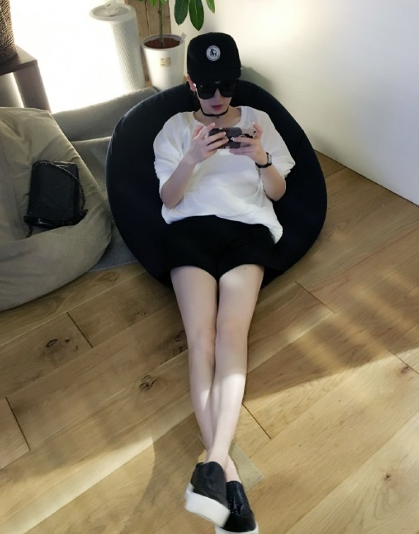 黑白配帅一脸这才是戚薇打开的正确方式