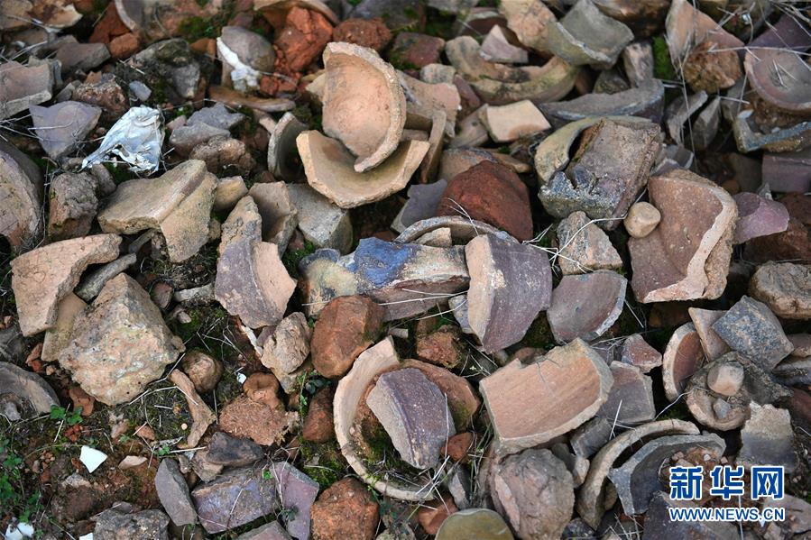 这是白舍窑遗址地面上散落的制瓷用的匣钵(11月18日摄).