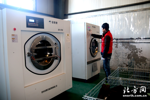 捐赠衣物分拣消毒送贫困 废旧衣物亦能变废为宝