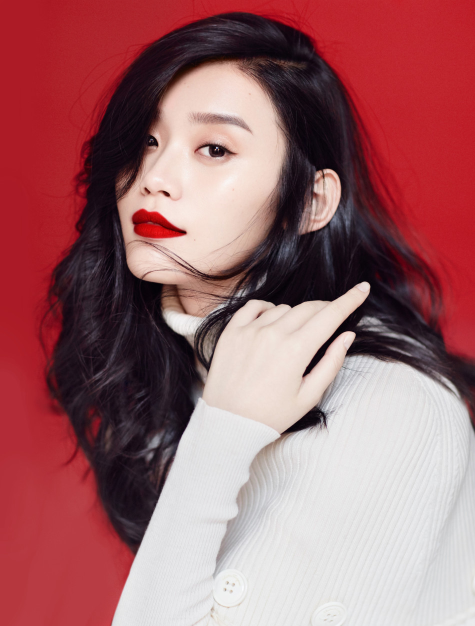 中国超模奚梦瑶登上《精品购物指南》杂志封面,温暖诠释粉色系大片