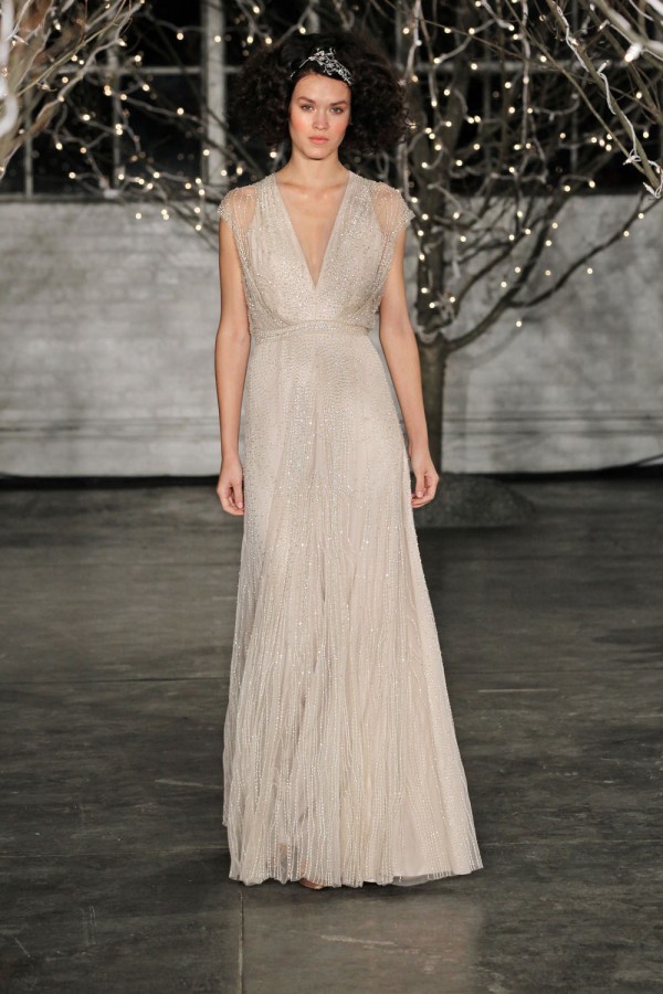 希腊女神风摇曳的及地裙摆像是古希腊女神的简约服饰,不浮夸的设计