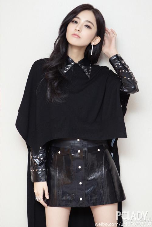 黑色大波浪造型出席电影发布