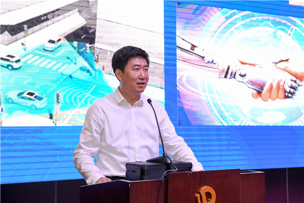 副区长杨灏介绍东丽区情况