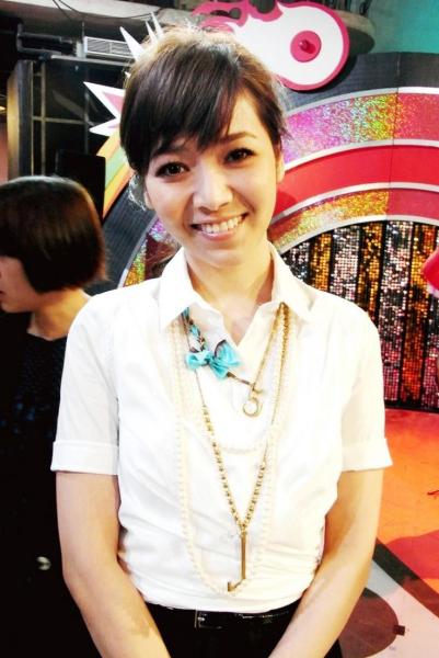 侯佩岑:甜美爱笑端庄知礼的美女主播