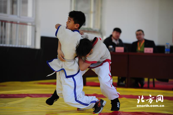 天津首届中小学生中国式摔跤巡回赛启幕
